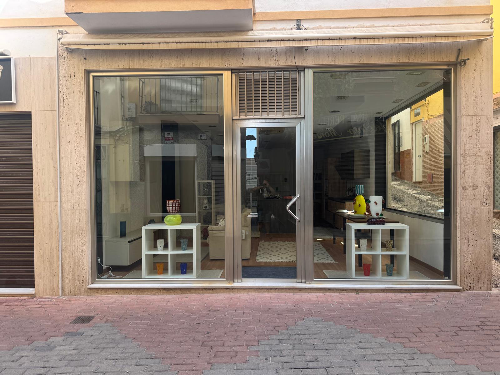 Fotografía del escaparate del showroom SERAVIEN en Almuñécar